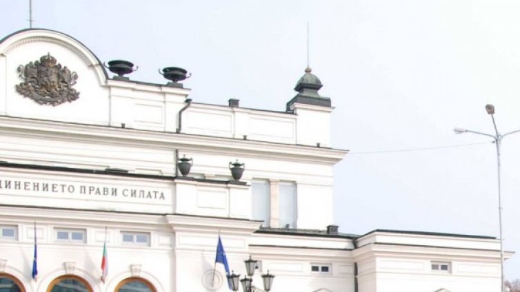 Парламентът пак ще заседава извънредно във вторник