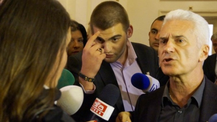 &bdquo;Атака&ldquo; в схватка с граждани в парламента 