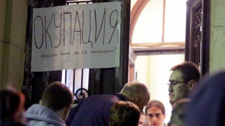 Контрапротестиращи настъпват, пробиха окупацията на СУ