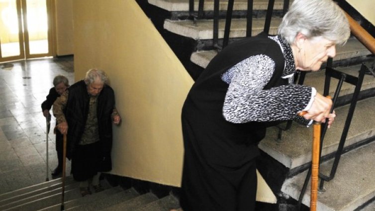 Коледни добавки за пенсионерите &ndash; на всяка цена, обеща Чобанов