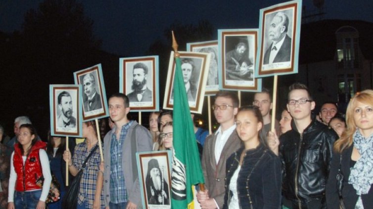 ГЕРБ: Учителите не заслужават реформи със &bdquo;седенки&ldquo; 