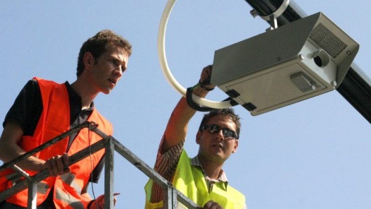 Камери в бежански центрове, хостели и джамията Баня Баши