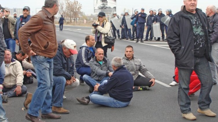 Животновъди на колене. Блокираха границата с Турция