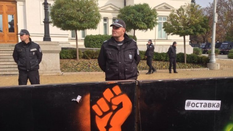 Метални заграждения разделят "Оставка" и "Подкрепа"