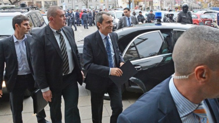 Усмивки от новите ленти &ndash; премиер и протестиращи