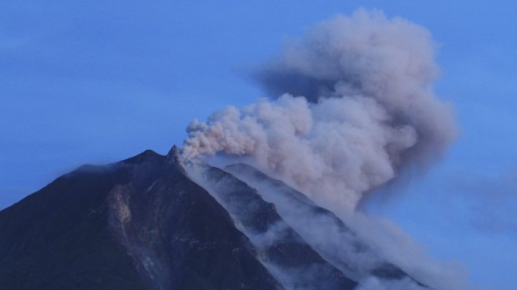 Вулкан изригна в Индонезия, 5000 са евакуирани 