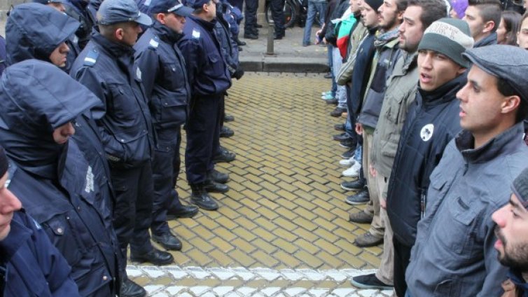 Протестиращи пеят, скандират, полицаи ги следват, мълчат