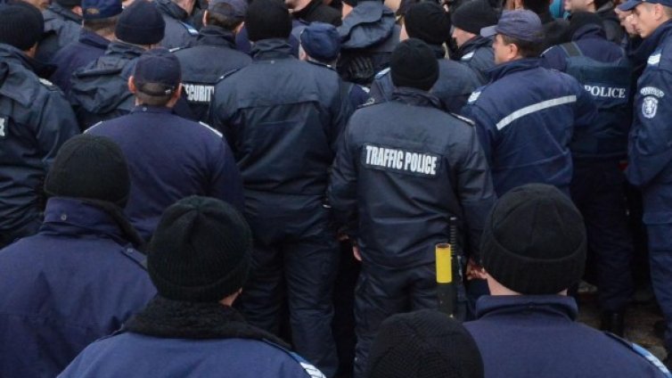 Полицаи не са правели проверки в Журналистическия факултет