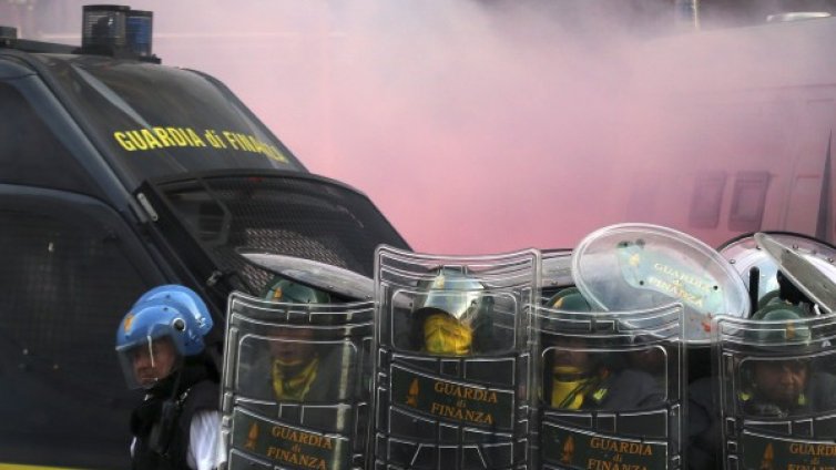Протести на италиански студенти прераснаха в сблъсъци с полицията