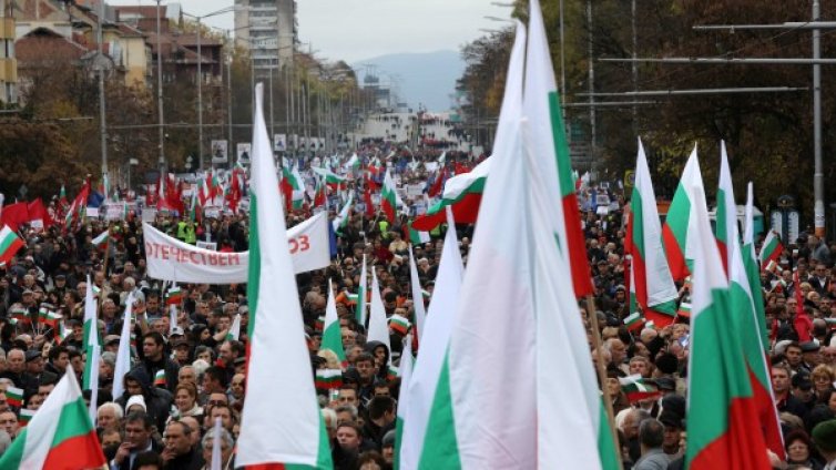 Без произшествия са минали митингите и мачът