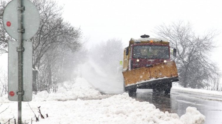 60 млн. лева за риене на снега из пътищата на България