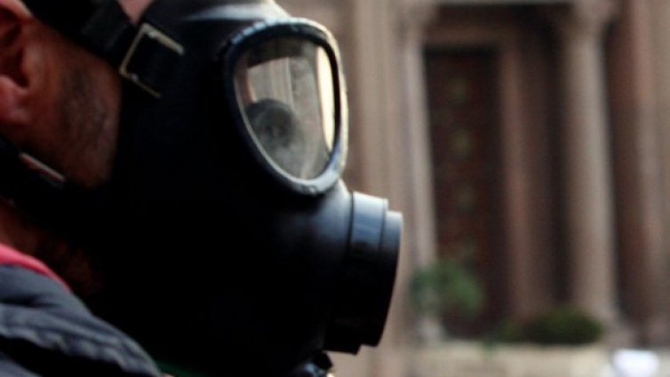 Противогазен пърформанс пред парламента