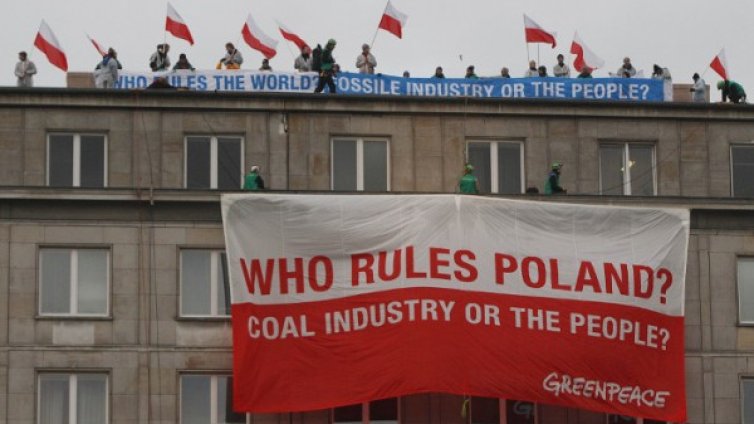 Активисти на "Грийнпийс" окупираха полско министерство 