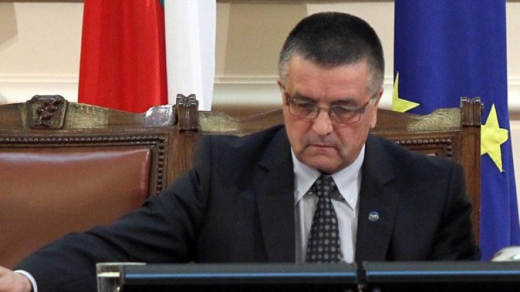 Защо правителството да подава оставка, пита  Имамов