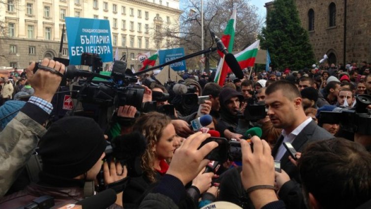 Хора на Бареков "окупират" "Дондуков" 2 