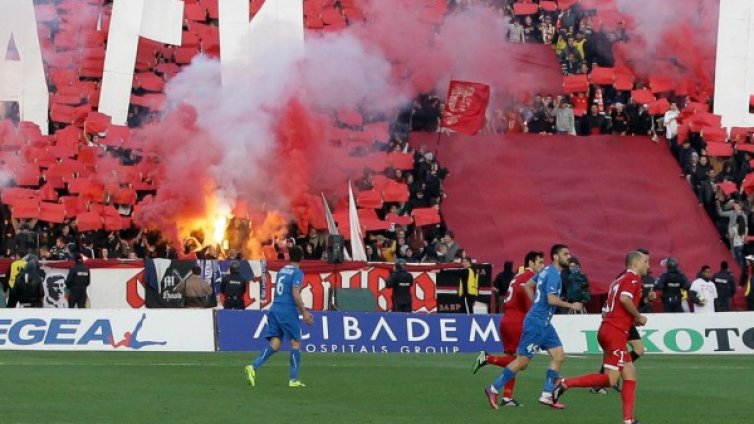 Омазаха автобуса на "Левски" с червена боя