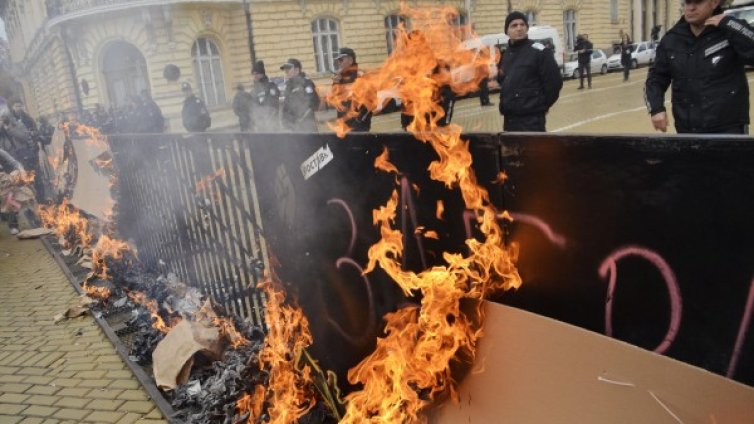 "Оставка!" не е решение на проблема в обществото