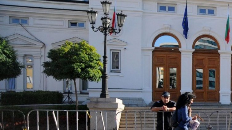 Няма хора, няма викове &ndash; петима протестират пред НС