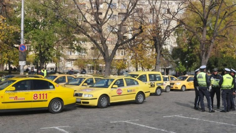 Проверяват такситата за годност, шофьорите - за хигиена