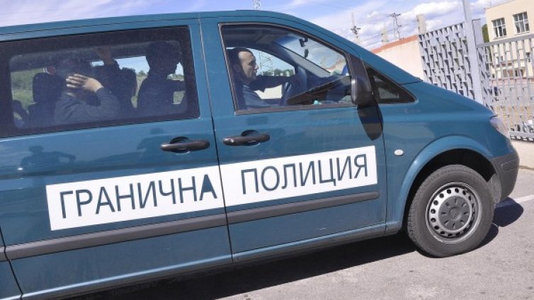 С BG документи екстрадираме бежанците за...