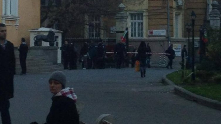 Полицаи на кафе при Ранобудните в Ректората