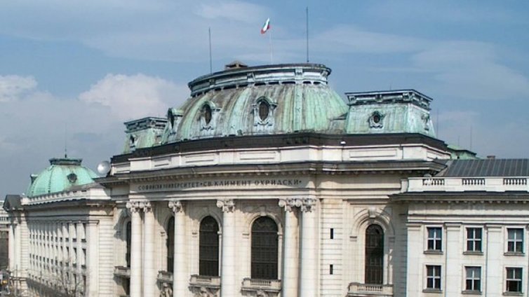 Две групи студенти протестират пред СУ 