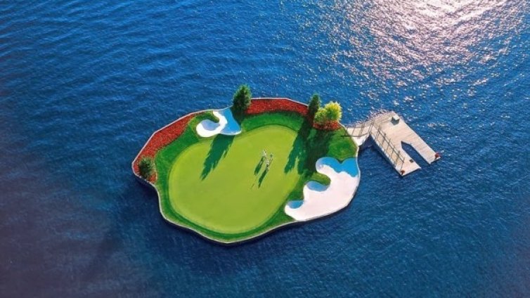 Плаващото голф игрище