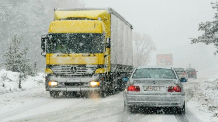 Сняг скова България, движението на места &ndash; с вериги