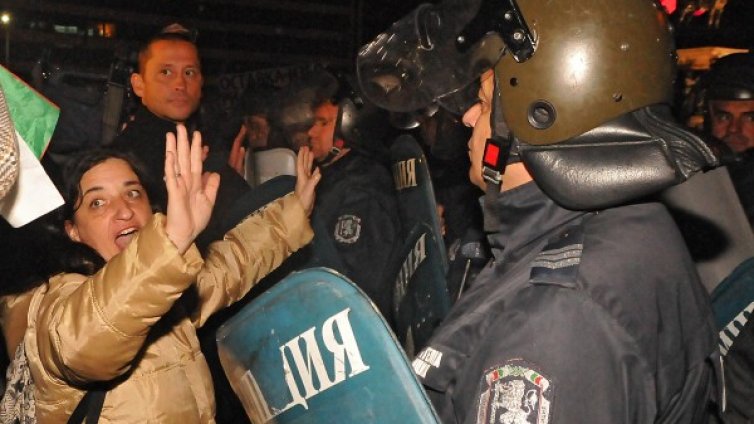 Полицейско насилие или провокация на протестиращи?