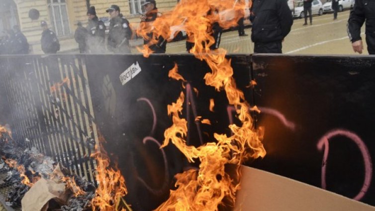 "Гардиън": Лозунгът "Оставка" не мобилизира, трябва нов 