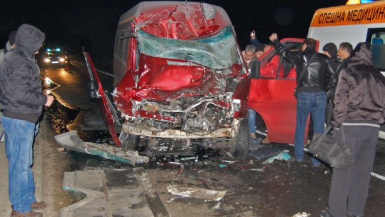 Микробус се удари в автобус с миньори