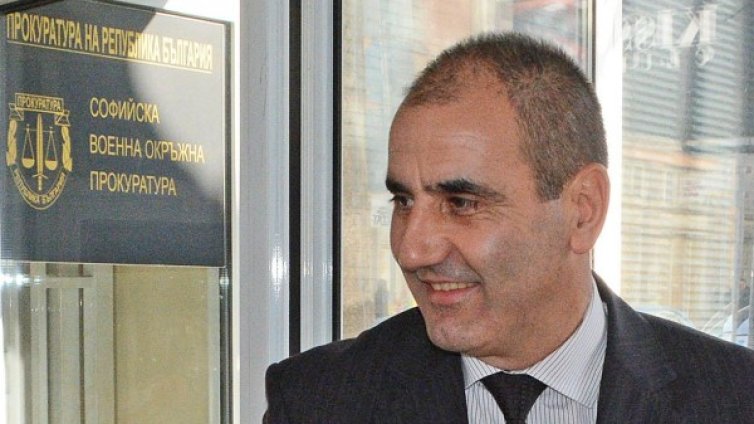 Пускат Цветанов на два пъти в чужбина