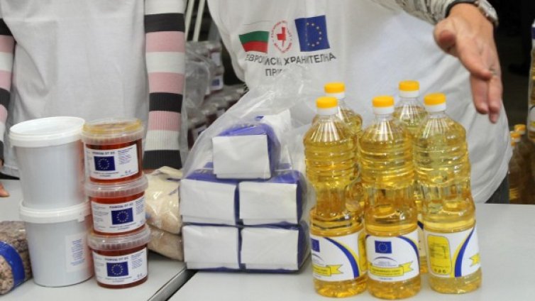 БЧК раздава храни на бедни от утре 