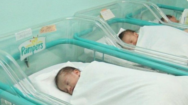 Болна от СПИН ромка роди заразено с вируса бебе 