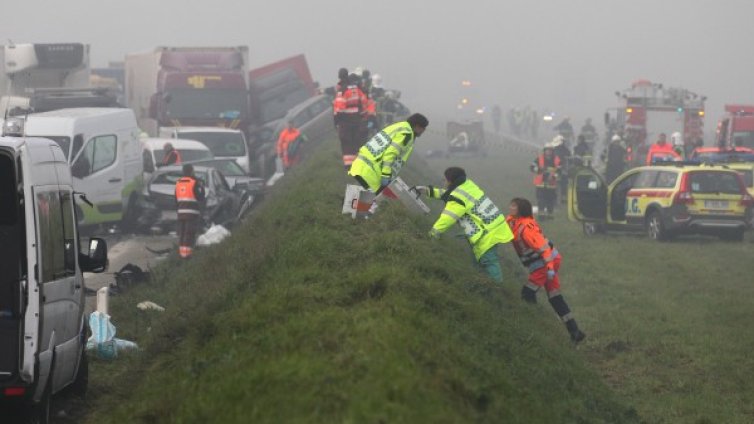 Верижна катастрофа със 100 коли, автобуси, камиони в Белгия