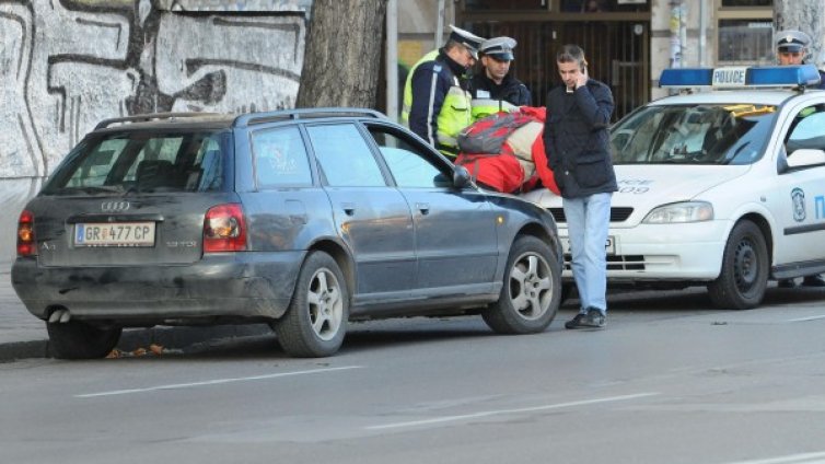 Австриец блъсна велосипедист пред Ректората