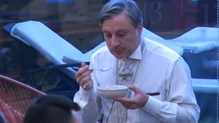 Денди сравни Златките с "живи мебели"