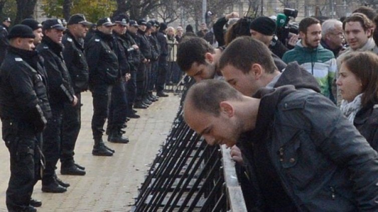 Протестиращи дърпат заграждения. Полицията през мегафони: Спрете!