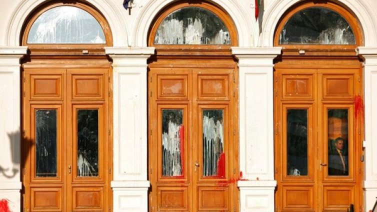 По следите на червената боя – Втора серия