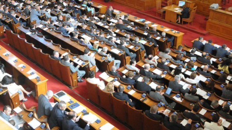 8 декември - повод за препирни в парламента