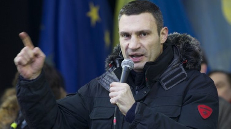 Меркел удря рамо на Кличко? 