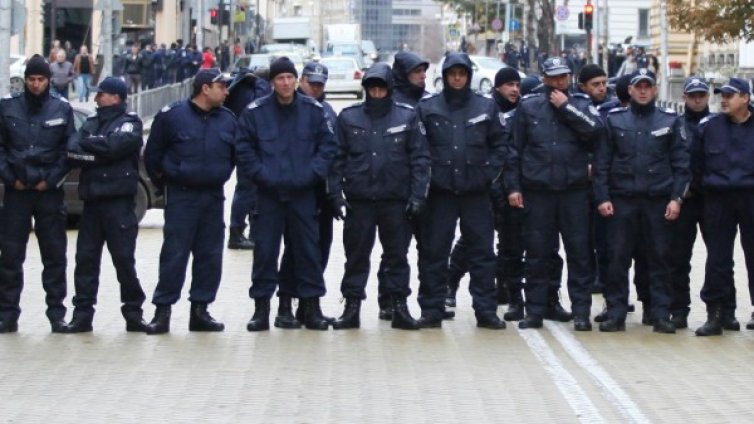 Полицаите остават, съкращават чиновници в МВР