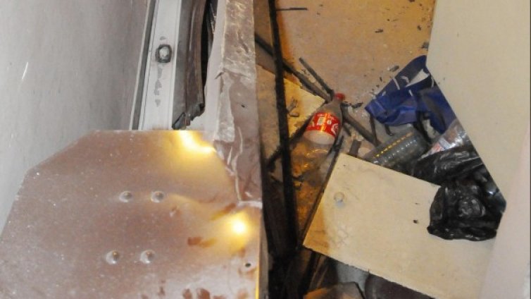 Стъкла и отломки след взрива пред адвокатската кантора 