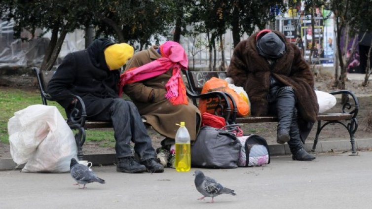 Бездомник храни бездомници: Те са моето семейство!