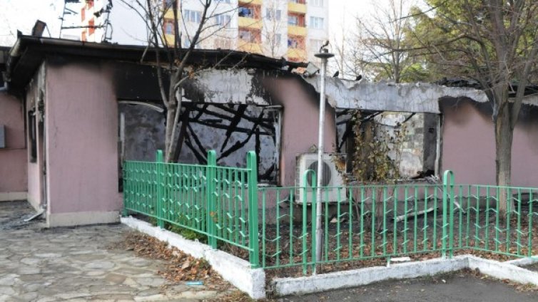 Пожар изпепели барче в двора на бургаско училище