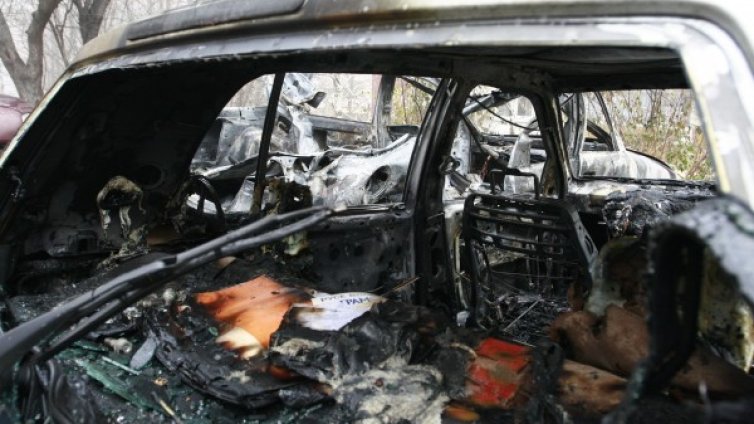 Кола избухна в Русе, обгори коли, изпочупи прозорци