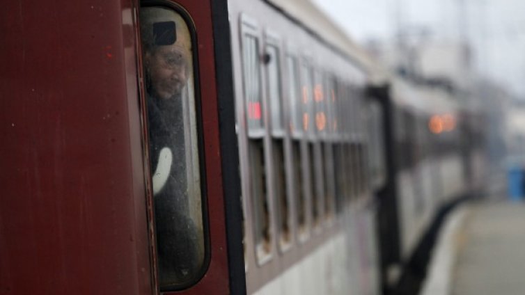 Скачат само билетите за влака до морето