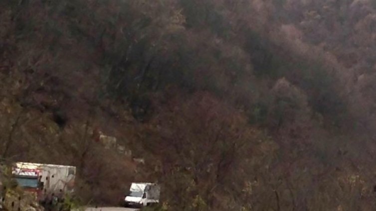 Автовоз разпиля коли в прохода Боаза