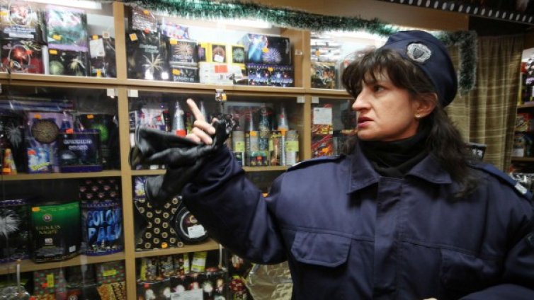 Иззеха 6 000 пиротехнически средства преди Коледа