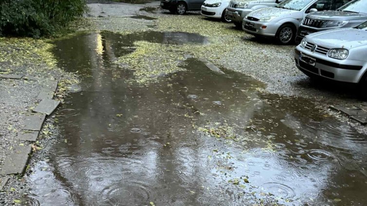 Сигналите ви: Разбити пътища, задръстени шахти, наводнения...